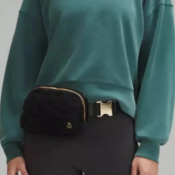 NWT Lululemon Everywhere Belt Bag Black Fleece with Gold Hardware 1L - Picture 1 of 6